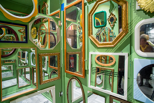 Genom att maximera antalet speglar på en liten yta framhäver museet på ett effektfullt sätt spelet mellan nutid och dåtid. Samtidigt som man ser sig själv, nutiden och historien i ett, påminns man om sin egen roll vid skapandet och ifrågasättandet av myter och fördomar.