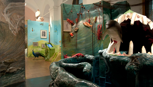 I havsguden Neptunus rum på Nationalmuseum kan barnen posera med gudens treudd och smyga in i det gapande havsvidundret. I bakgrunden skymtar den svartsjuka och sura Junos rum i lätta, ljusa försommarfärger med den symboliska påfågeln.