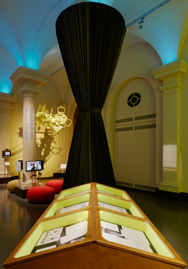 I utställningen blandas gamla vackra museimontrar med lekfulla installationer.