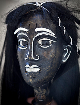 Antigones ansikte rymmer smärta och skönhet, fast hon bara är en docka ur en antik tragedi. Foto: Johan Stigholt