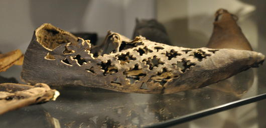 En av de tusentals medeltida skor som har hittats i Stockholm. Anmärkningsvärt vacker, eller hur?
