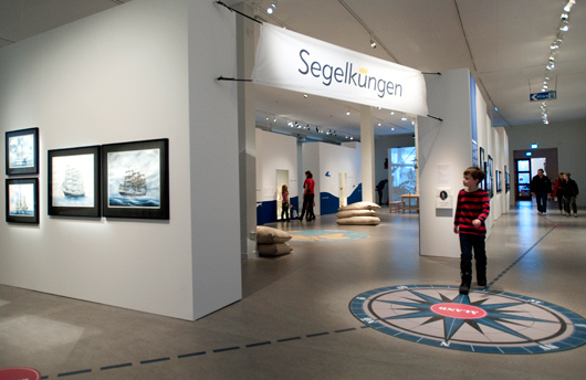 Björn Sennebys akvareller är placerade på de väggar som omringar rummet där den inre delen av utställningen finns.