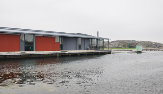 Också en gråkall höstdag är det vackert i Skärhamn. Museet ligger faktiskt delvis i vattnet, som ett kulturskepp med vind i seglen.