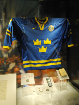 Sverige tog guld i ishockeyfinalen vid OS i Turin 2006, ett historiskt ögonblick då Peter Forsberg bar den här tröjan.