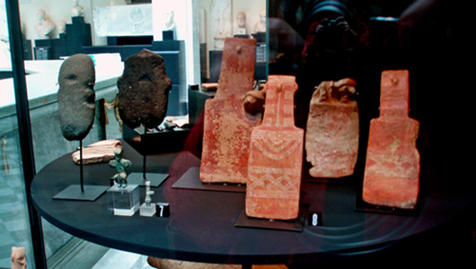 Dessa damer från stenålder och bronsålder (ca 3000 och 1800 f Kr) kunde vara utgångspunkt för resonemang om kopplingen mellan religion och ekonomi på Cypern, men texten bredvid ägnas Afrodites betydelse i konsten under renässansen.